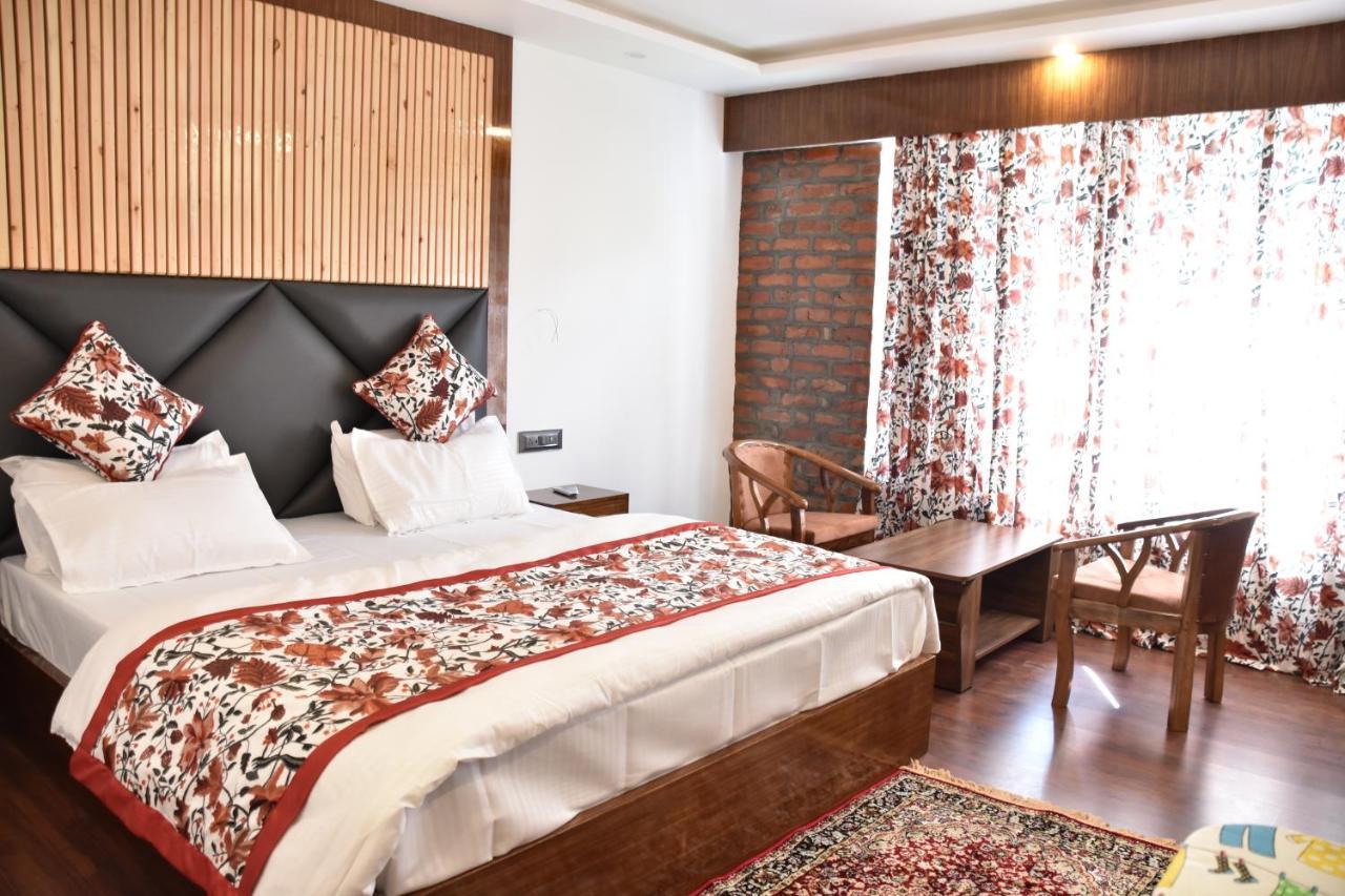 Hotel Lidder Palace Pahalgam Bagian luar foto