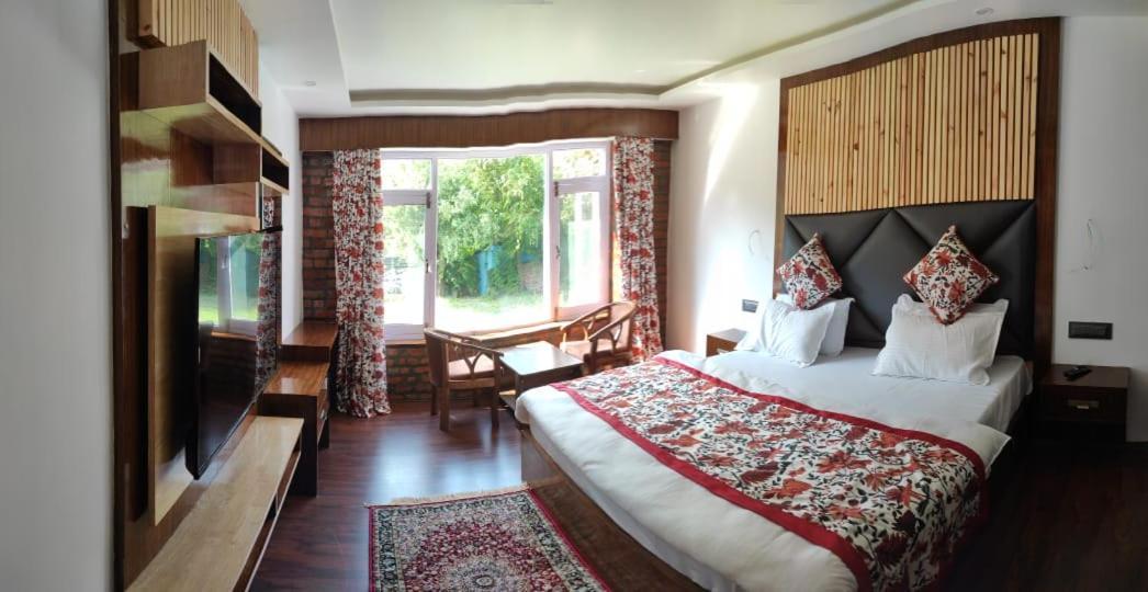Hotel Lidder Palace Pahalgam Bagian luar foto