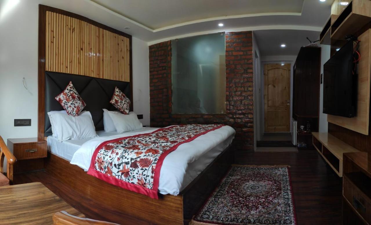 Hotel Lidder Palace Pahalgam Bagian luar foto