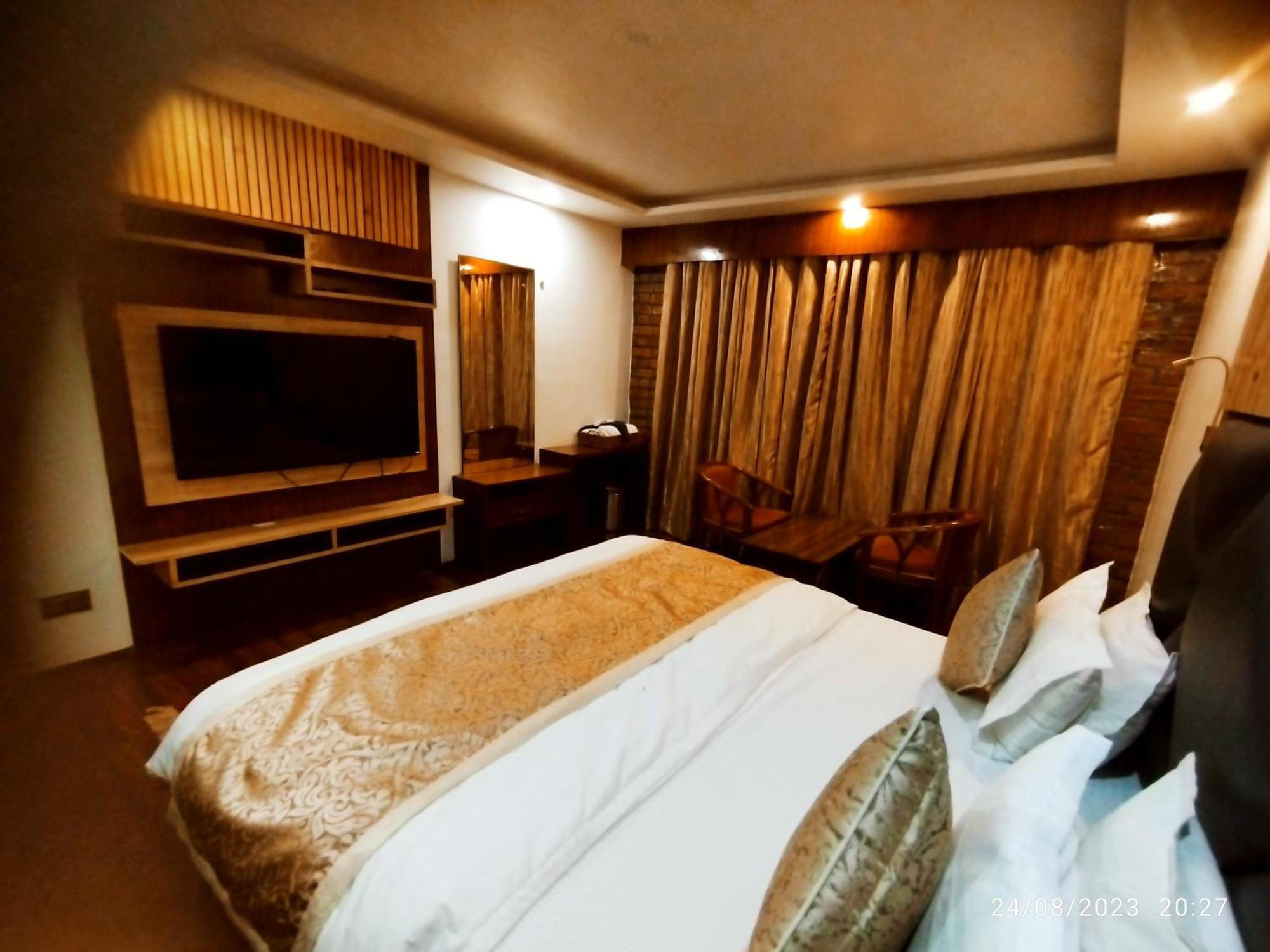 Hotel Lidder Palace Pahalgam Bagian luar foto