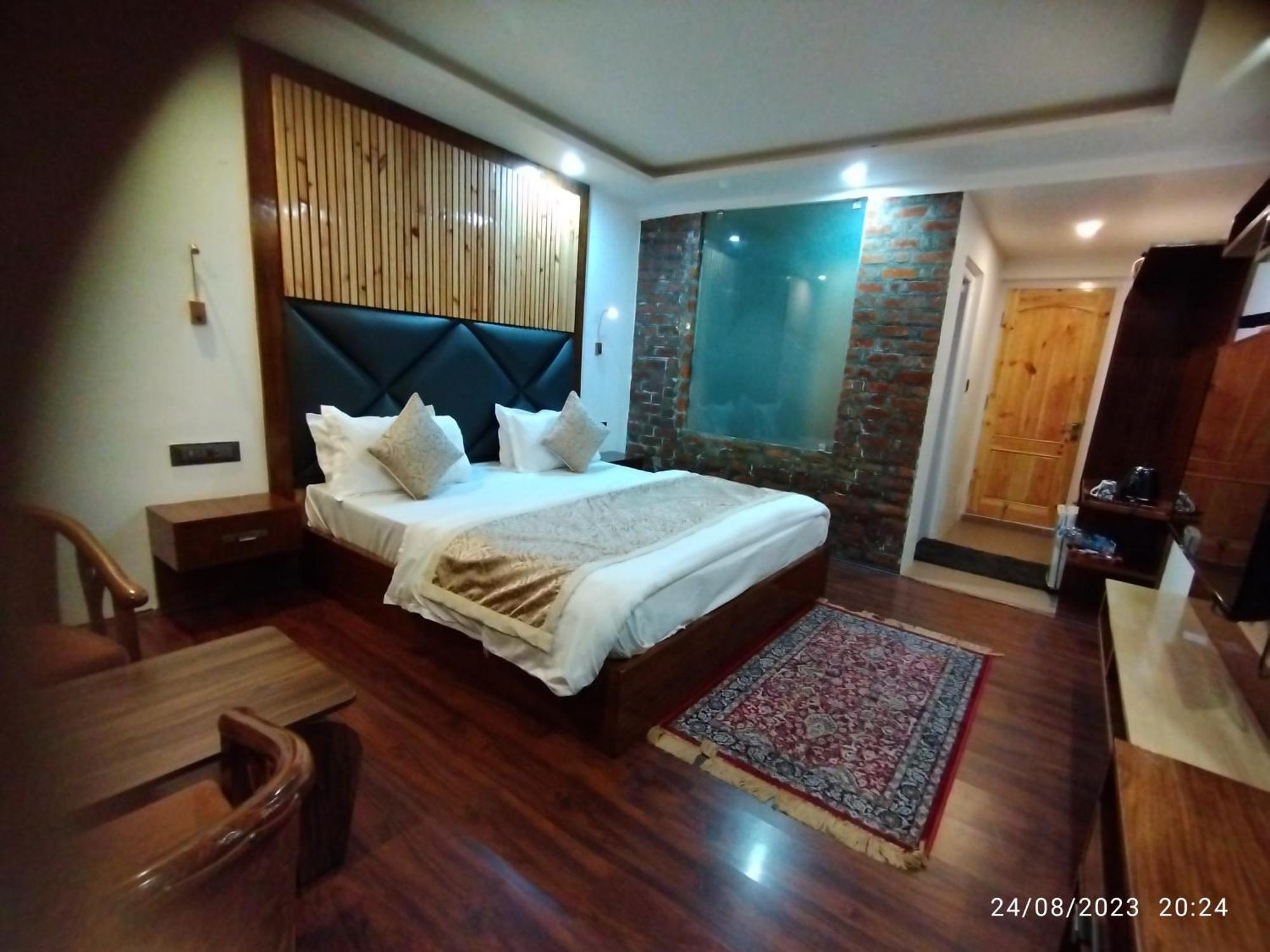 Hotel Lidder Palace Pahalgam Bagian luar foto