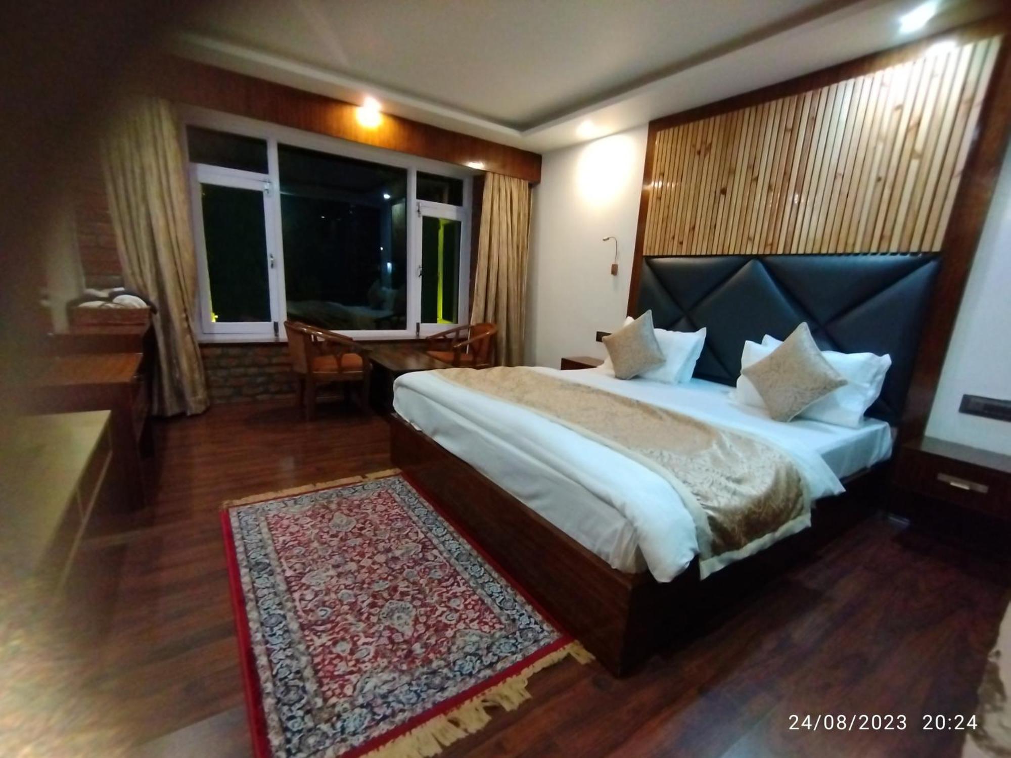 Hotel Lidder Palace Pahalgam Bagian luar foto