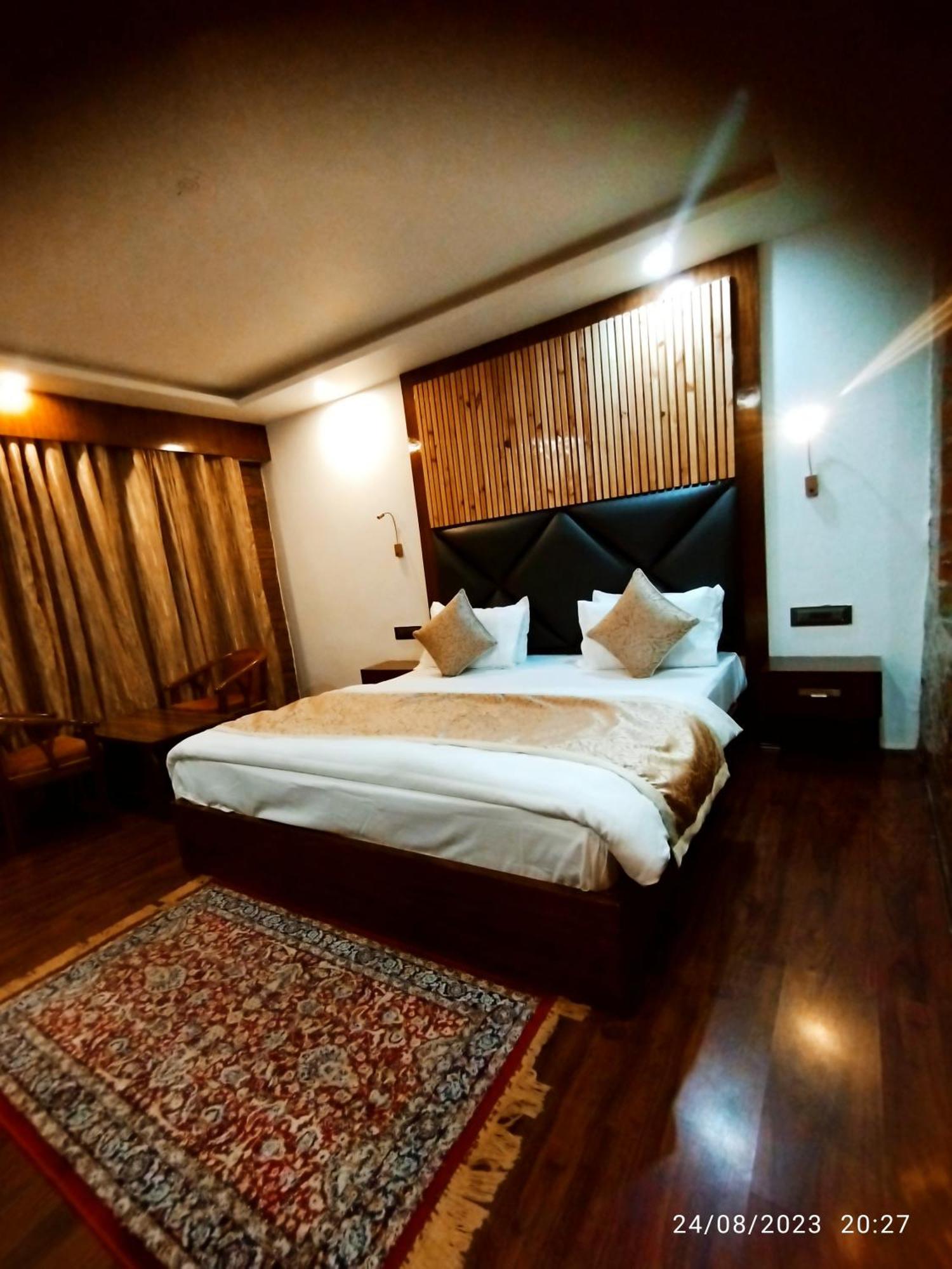 Hotel Lidder Palace Pahalgam Bagian luar foto