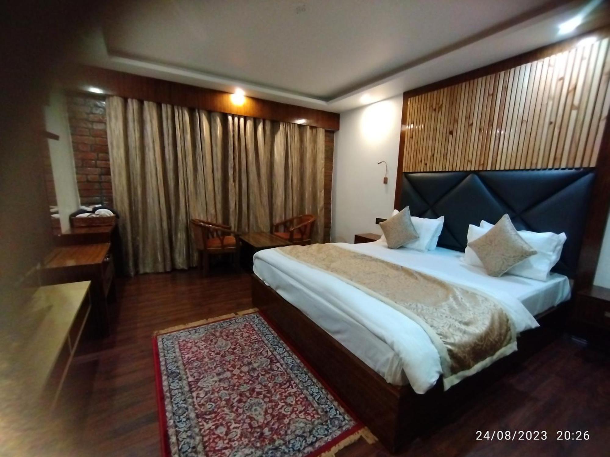 Hotel Lidder Palace Pahalgam Bagian luar foto